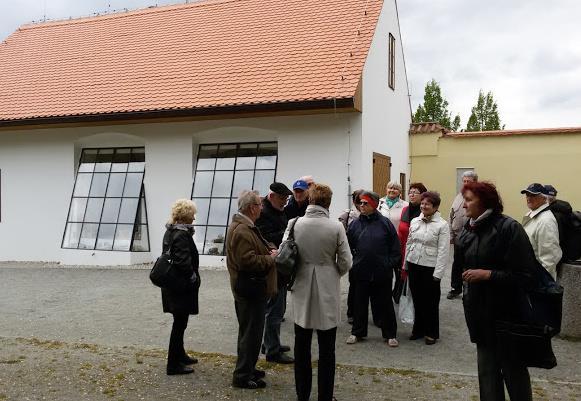 KS Katovice Včelařský rok. Posluchači se na kurzu seznámili se základními činnostmi nezbytnými pro založení včelstva a s dalšími činnostmi, které sebou přináší celý včelařský rok. 1. Med 2.