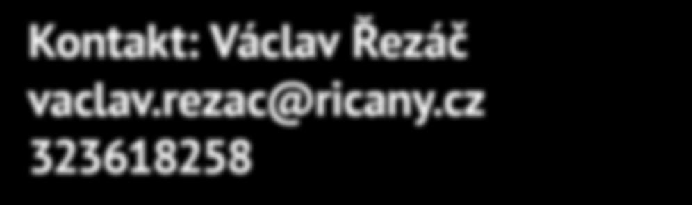 Z důvodu ochrany veřejného pořádku strážníci odvádějí muže ze zastávky na nedaleké parkoviště, kde provádějí jeho ztotožnění a orientační dechovou zkoušku na přítomnost alkoholu, která je s