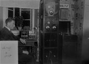 Mezi námi Historická fotografie zařízení klubové radiotelegrafní stanice OK1KRI v Žižkově ulici z roku 1955 Profesor Josef Kubík u své domácí amatérské stanice roku 1935 Foto : z archivu J.