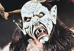 Tradice se rozšířila i do části Slovenska. Pekelná bestie Krampus se promění v lidskou bytost Čert zrakouska je daleko hrozivější než ten český.říká se mu Krampus a do ulic vyráží 5.