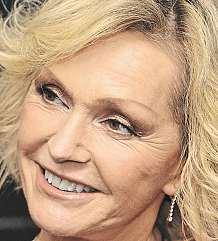 22 www.5plus2.cz Tajenka: jeho přikázáními. Helena Vondráčková peče štolu ipro Karla Gotta ČR Helena Vondráčková (69 let) se příští rok těší na maraton svých narozeninových oslav.