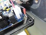 Odpojte monitor izolace, aby nedošlo k poškození vysokým napětím