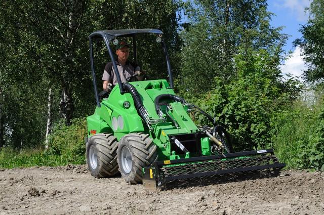 Výkonný motor a přídavná hydraulika v kombinaci se širokým záběrem