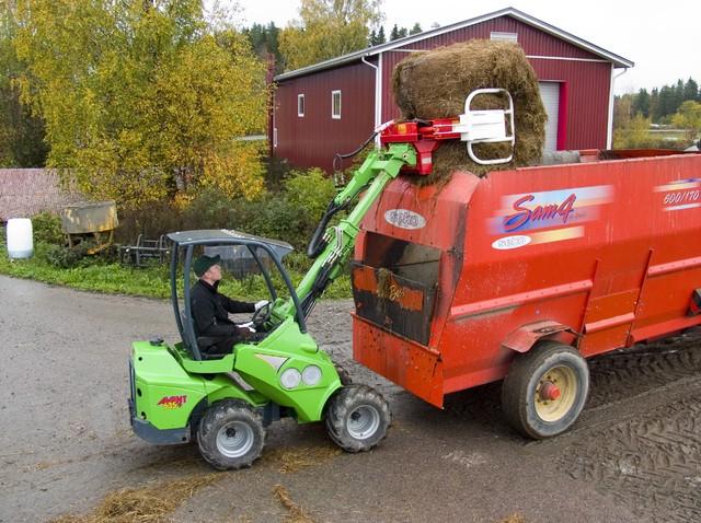 na sebe), manipulace balíků senáže (Avant 520 AGRO dokáže