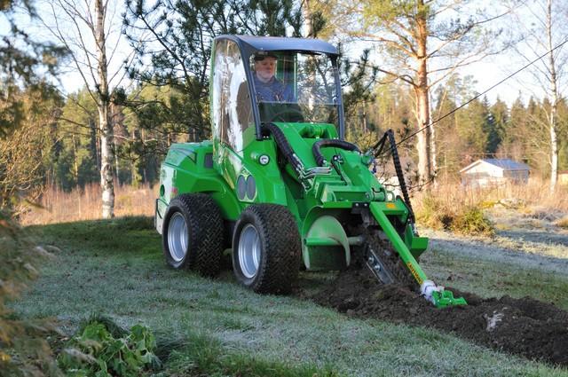 Drážkování se používá k podkládce kabelů, vodovodu, drenáži Výsledkem je drážka hluboká 750, 900 nebo 1200 mm o šířce 100, 150 nebo 200 mm.