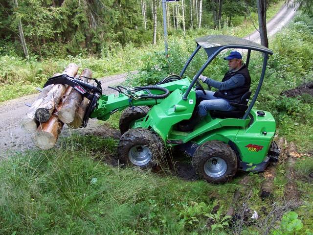 Přední hydraulickou sekcí, 2 rychlospojky.