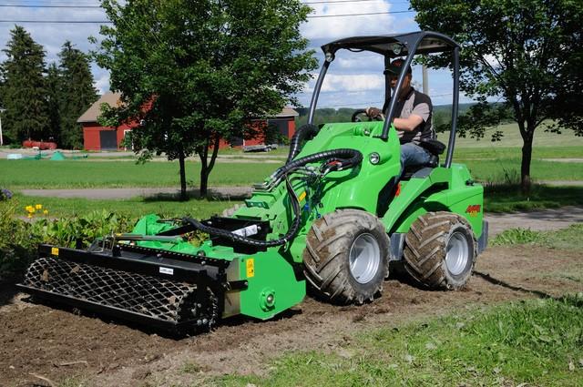 45 Paletizační vidle s příčným posuvem Hydraulický boční posuv hrotů paletizačních vidlí umožňuje řidiči posouvat jednotlivé hroty od sebe nebo k sobě pomocí hydraulického válce a to celé z místa