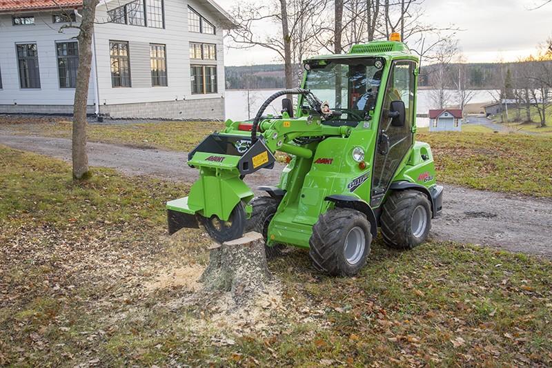 65 Nakladače Avant 2018 Pařezová fréza Avant Efektivní nástroj na odstraňování pařezů.