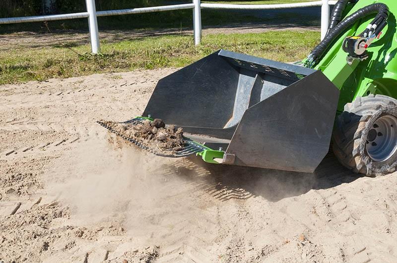 Zařízení je obzvláště vhodné pro jednoduchou manipulaci s nářadím na traktor ve stísněných prostorech při uskladňování, mytí, údržbě apod.