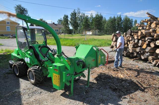 78 Nakladače Avant 2018 Štěpkovač CH100 Jednoduchý štěpkovač na větve do průměru max 100 mm Kotouč se dvěma noži Vkládání hmoty bez posuvu Výstupní komín otočný podle svislé osy o 360