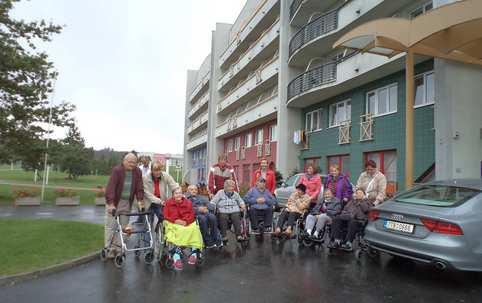 Další činností bylo půjčování kompenzačních a zdravotnických pomůcek, provoz charitního šatníku a organizace Tříkrálových sbírek. Ředitelkou Charity Studénka byla Ing. Anna Šikulová.