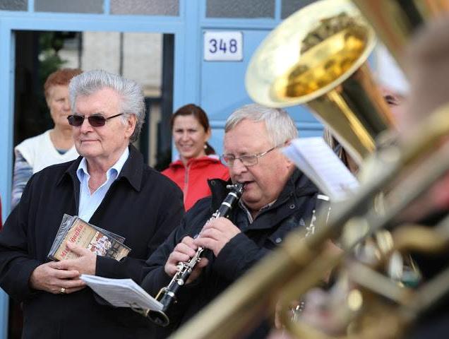 Petr Esterka ve studiu televize Noe - biskupský znak a heslo (Jděte do celého světa) - s Mistříňankou v Dolních Bojanovicích Biskup Petr Esterka slavil své narozeniny několikrát: - v Americe v