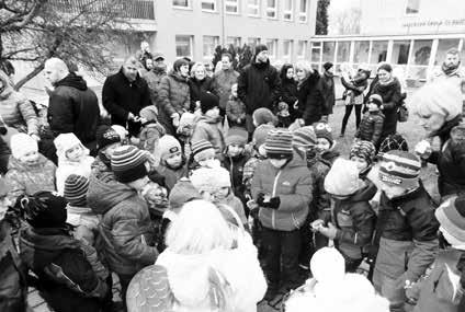 Školy hrou na zahradě Kterak na bílém koni přijel sv. Martin a pokračujeme rozsvěcením vánočního stromu. Po návštěvě Mikuláše, čerta a anděla vypouštíme balónky s přáním Ježíškovi.