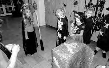 Halloweenský večer v družině byl dobrodružný Nastal listopad, doba halloweenu. Již tradičně jsme uspořádali pro děti ve školní družině v pátek 3. 11. halloweenský večer.