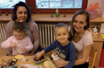 K udržování zvyků a tradic pořádáme výstavy prací žáků v prostorách školy.