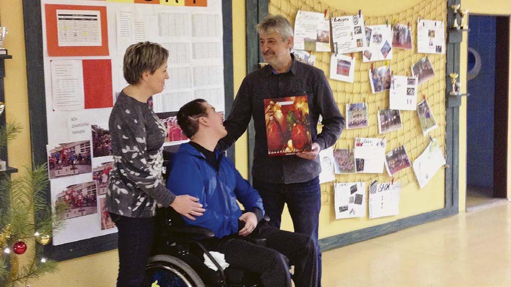 Poté jsme šli do MěCKP, kde jsme si s klienty nejdříve povídali a pak všem rozdali dárečky, a dokonce jsme je roznesli i po pokojích těm, kteří se nemohli dostavit do společenské místnosti.