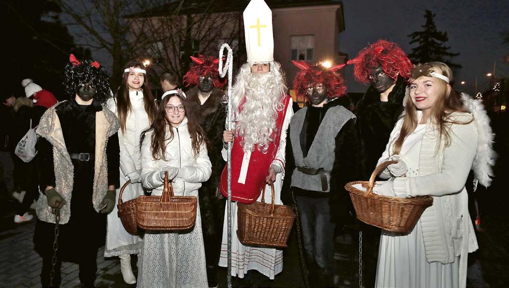 Byl to všední den, a tak jsme šli normálně do školy. Místo učení jsme ale vyráběli již zmíněné výrobky na odpolední jarmark. Juchú. Díky tomu jsme přišli o chemii.