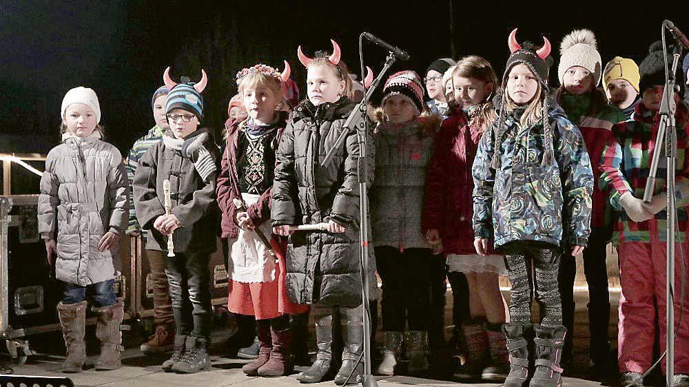 Samozřejmě nám u toho pomáhala paní Maděrová a bývalá žákyně Tereza Stankeová. Nezapomněl nás u toho psychicky podporovat pan učitel Nejedlý, který si nikdy neodpustí žádnou poznámku.