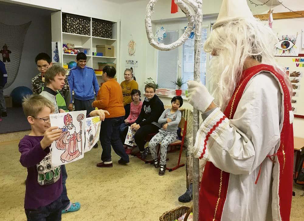 Děkujeme panu Spoustovi za dárky a všem hostům za jejich příjemnou společnost. Klára Chvalkovská Vánoční vystoupení žáků ZŠ nám. 17.