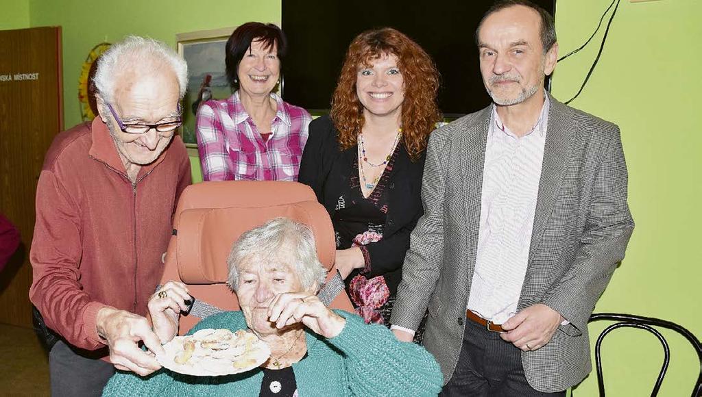 Klienti si navíc tentokrát ráno přivstali, aby oškrábali a nastrouhali brambory na bramboráky, kterých se pak odpoledne na našem stánku prodaly dvě stovky.
