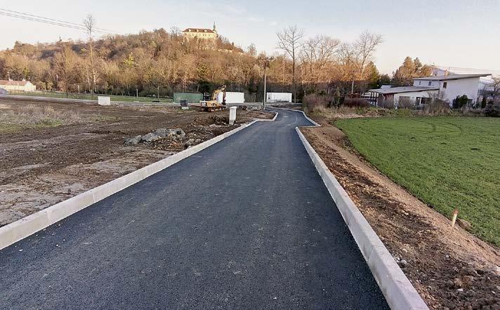 byla dokončena pokládka konstrukčního souvrství nové komunikace a ve druhém týdnu měsíce prosince byla provedena pokládka první vrstvy asfaltu na nové komunikaci.