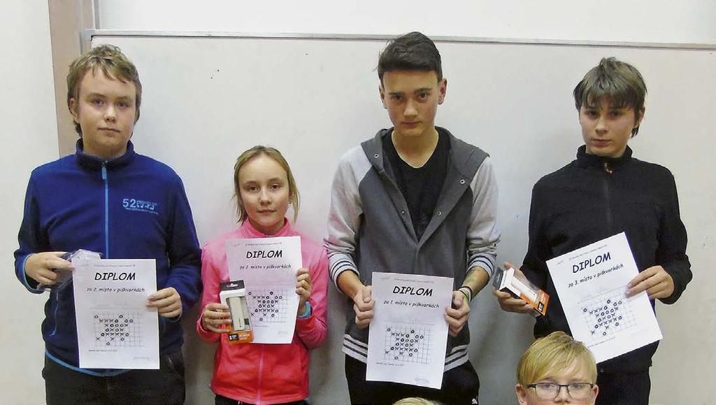 A Mikuláš, anděl a čert v ZŠ Husovo náměstí Turnaj v piškvorkách kolečka a křížky Čtvrteční odpoledne před vánočními prázdninami bylo ve znamení čtverečkovaného papíru a koleček a křížků.