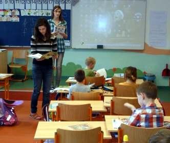 Základní škola a Mateøská škola. duben 2011 Den uèitelù. V pondìlí 28. bøezna 2011 byl Den uèitelù. Je témìø tradicí, že si v tento den mohou žáci 9. roèníku vyzkoušet, co obnáší povolání uèitele.