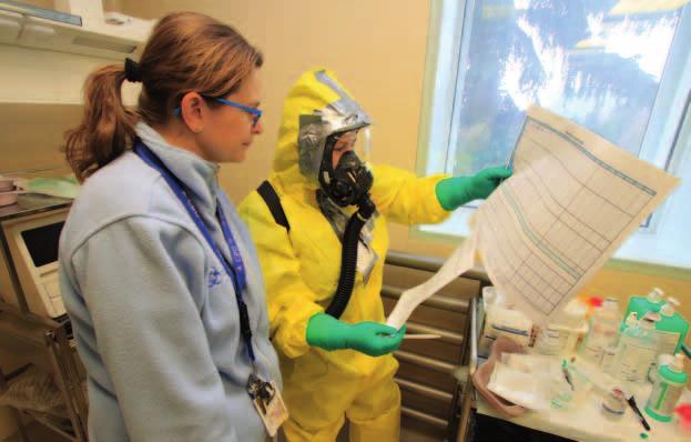 vzorku biologického materiálu, vysvětluje postupy dvou laborantek podplukovník Zbyněk Valenta, vedoucí oddělení laboratorních činností biologické ochrany OBO Těchonín.