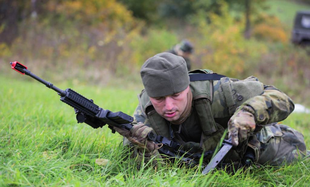 82 Do Afghánistánu jako jeden tým Drilování střelby, taktiky, reálný střet s protivníkem, náročný mnohakilometrový přesun s plnou zátěží pod taktickým námětem, ale i spolupráce s leteckou podporou
