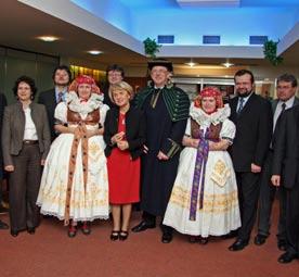 č. 20 duben 2009 Eurokomisařka se zajímala o využití peněz Projekty z ROP Střední Morava byly hlavním bodem zájmu nedávné krátké návštěvy evropské komisařky pro regionální rozvoj Danuty Hűbnerové v