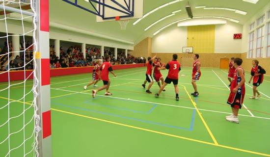Odborníci zkoumali možnosti využití sportovních zařízení v regionu Nová sportovní hala v Mohelnici. Olomoucký kraj - Jak veřejnost využívá sportovní kapacity u základních a středních škol?