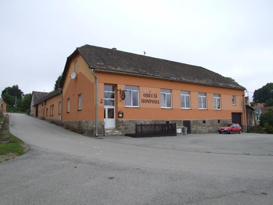 Kulturní zařízení obce se nachází ve středu obce při komunikaci III. tř. č. 132 a k němu přiléhá veřejné parkoviště.