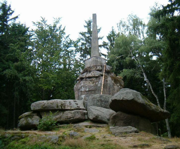 Na vrcholu je mohutné skalisko s řadou balvanů. V 1. polovině 19.