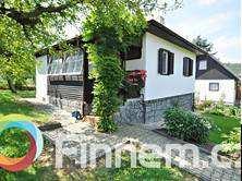 Ve výstavbě koupelna a kuchyň. Plastová okna, na podlaze OSB desky. Postaveno z cementových desek Cetris, na střeše pozinkovaný plech. Mírně svažitá zahrada částečně oplocená. Parkování před chatou.