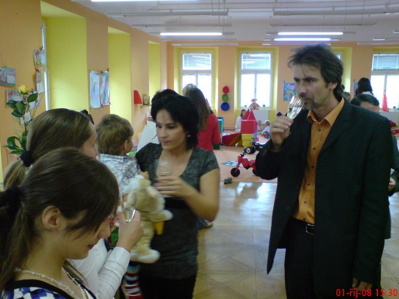 JAK JSME ZAČÍNALI: Na začátku vzniku MC Sedmikráska stáli 3 lidé Michaela Hradcová, Denisa Hradcová, Jana Karasová, které se rozhodly vytvořit společné místo, kde by se mohli rodiče se svými dětmi