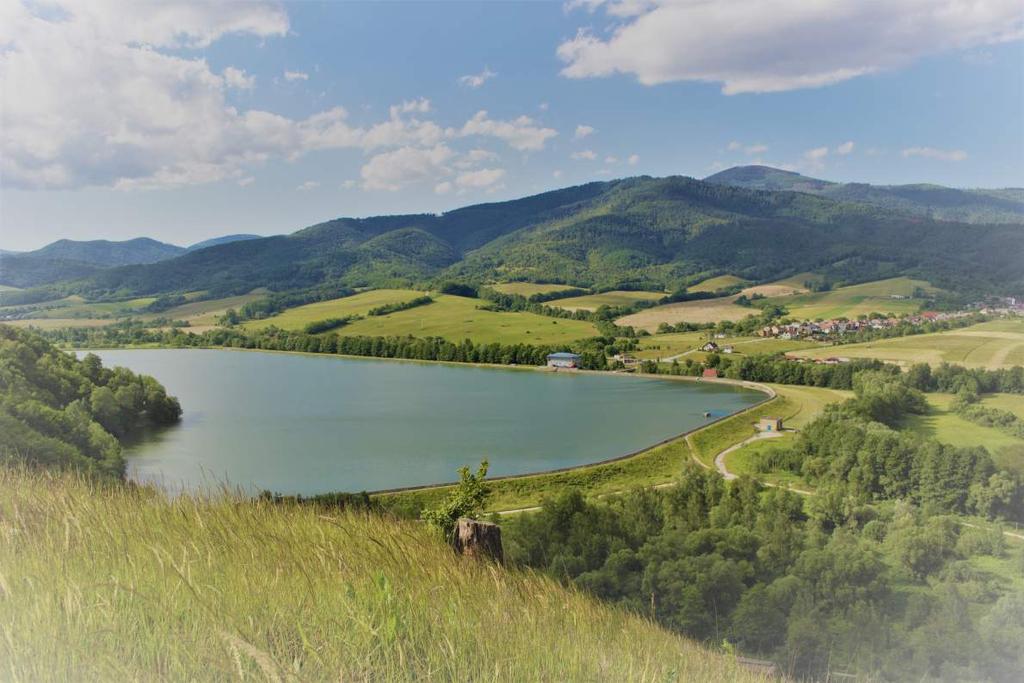 Studené predjedlá 120g Obložený tanier 2,80 /šunka, syr, obloha, pečivo/ 120g Šunkové rolky s chrenovou šľahačkou 2,80 /šunka, chrenová šľahačka, pečivo/ Teplé predjedlá 140g Pečená šunka s vajíčkami