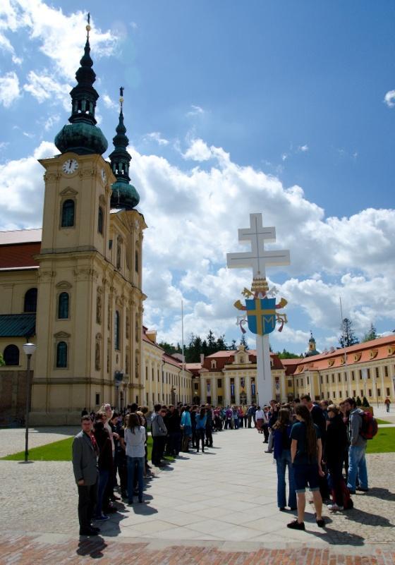 STUDENTSKÝ VELEHRAD 2014 Studentský Velehrad je tradiční akce, zaštiťovaná VKH ČR od dob svého vzniku. Letošní SV (Studentský Velehrad) se nesl v duchu tématu LIMITY Poznej. Přijmi. Překonej.