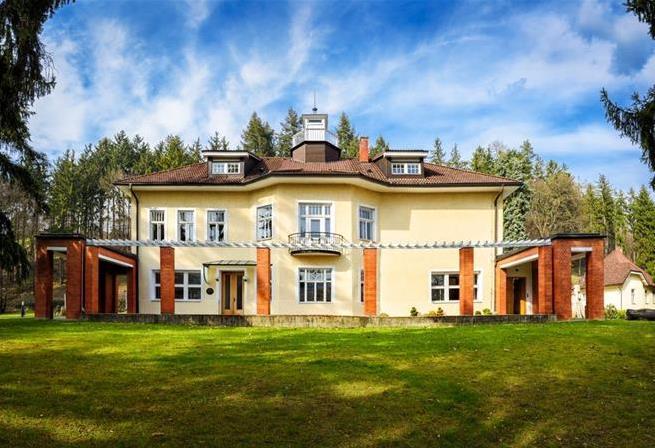 VOLNÝ ČÁS 3 O ZLÍNĚ Krajské město Zlín je s necelými 75 tisíci obyvateli průmyslově-podnikatelským centrem regionu východní Moravy.