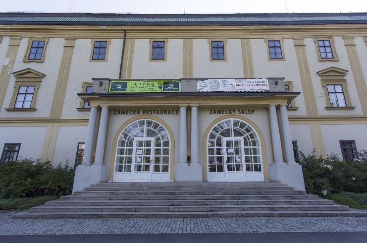 ZLÍNSKÝ ZÁMEK Soudní 1, Zlín tel.: +420 602 560 020 www.zlinskyzamek.cz První písemná zmínka o gotické tvrzi se datuje k roku 1360. V letech 1560 1905 proběhly postupné přestavby v renesanční zámek.