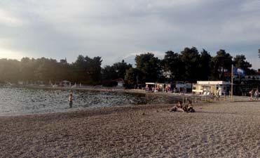 Pirovac má několik pěkných oblázkových pláží Sitnice, Vrulje, Vrilo, Lolič, Makirina s pozvolným vstupem do moře, nejteplejší a nejčistší vodou na světě.