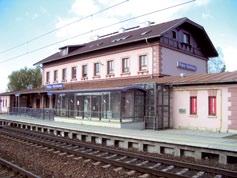 Iniciátorem myšlenky výtvarně oživit neosobní a strohé podchody je Petr Nickmann. U Českých drah jsem na různých pracovních postech pracoval 54 let.