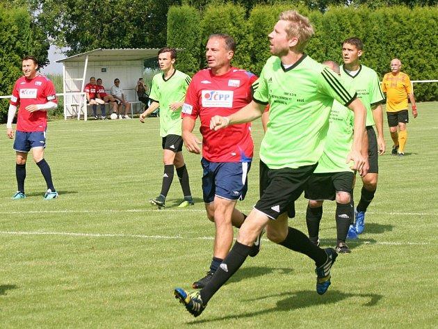 Zlatá padesátka! Řepínský fotbal oslavil půl století Řepín Perfektní počasí, parádní atmosféra, excelentní trávník, výborné odpoledne! Řepínský fotbalový klub včera oslavil padesát let své existence.