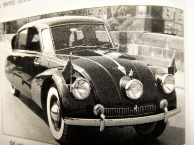 Tatra 57 B Populární Hadimrška, která v původním provedení s hladkou kapotou v tradičním tvaru žehličky debutovala už na podzim 1931, se po válce vyráběla v podobě z let 1938 a 1939.
