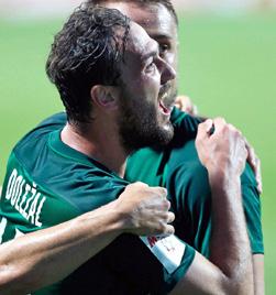 32 HET LIGA GÓLOVÁ JÍZDA Padesátka s mistrovským pohárem SOUTĚŽ AKTIVITY GÓLU (gól - 2 body, asistence - 1,5 bodu) 35 Michael Krmenčík (Plzeň, 13 + 6) 29 Davis Ikaunieks (Jihlava, 10 + 6) 28,5 Jan