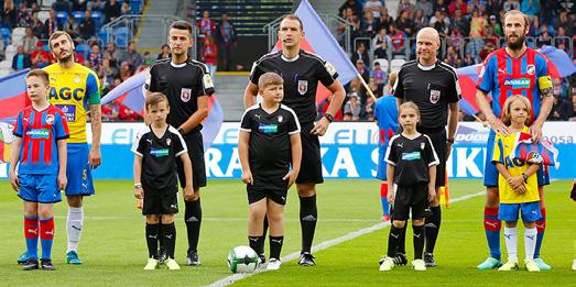 FOTOSTORY FOTOSTORY 34 35 Jak si Plzeň došla pro mistra 4) 1) 2)