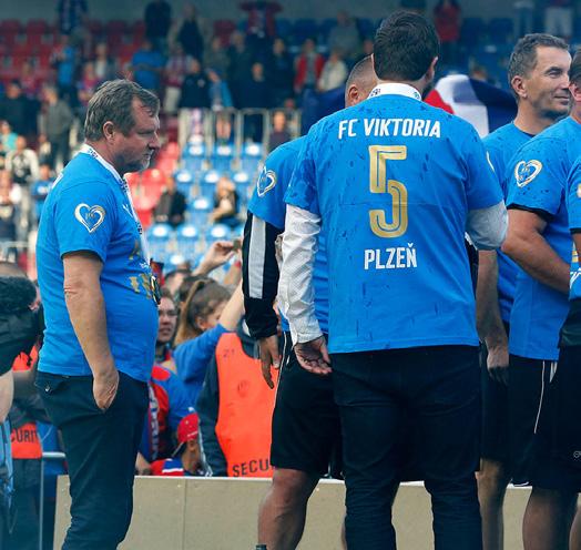 40 REPREZENTACE U21 REPREZENTACE U21 41 Viktoriány během veselí v centru města pozdravil na dálku někdejší plzeňský záložník Vladimír Darida. Rád bych tu byl s vámi.