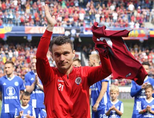 FOTOSTORY FOTOSTORY 44 45 Loučení krále Lafaty 3) 5) 1) 4) Před zápasem