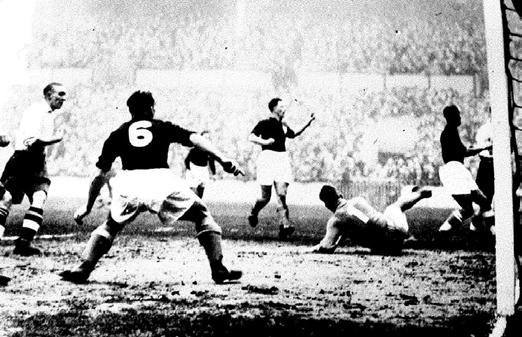 50 SERIÁL SERIÁL 51 V LONDÝNĚ NA PŘÁNÍ ANGLIČANŮ NASTOUPILI NAŠI REPREZENTANTI POPRVÉ V HISTORII V ČÍSLOVANÝCH DRESECH.