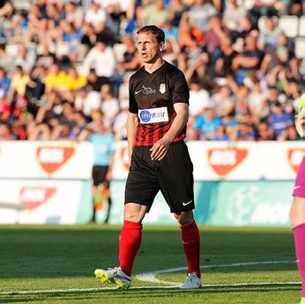 Pavelka se upsal na další tři roky Český reprezentační záložník David Pavelka prodloužil o tři roky smlouvu s tureckým klu- ligy, ve kterém bude usilovat o třetí místo v ta- bem Kasimpasa.