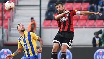 60 FORTUNA LIGA www.ceskesvycarsko.cz FORTUNA LIGA # MUŽSTVO Z V R P GÓLY B SKUPINA O TITUL 1. Trnava 32 20 4 8 41:28 64 2. Slovan Brat. 32 17 8 7 58:37 59 3. Dun. Streda 32 16 9 7 46:32 57 4.